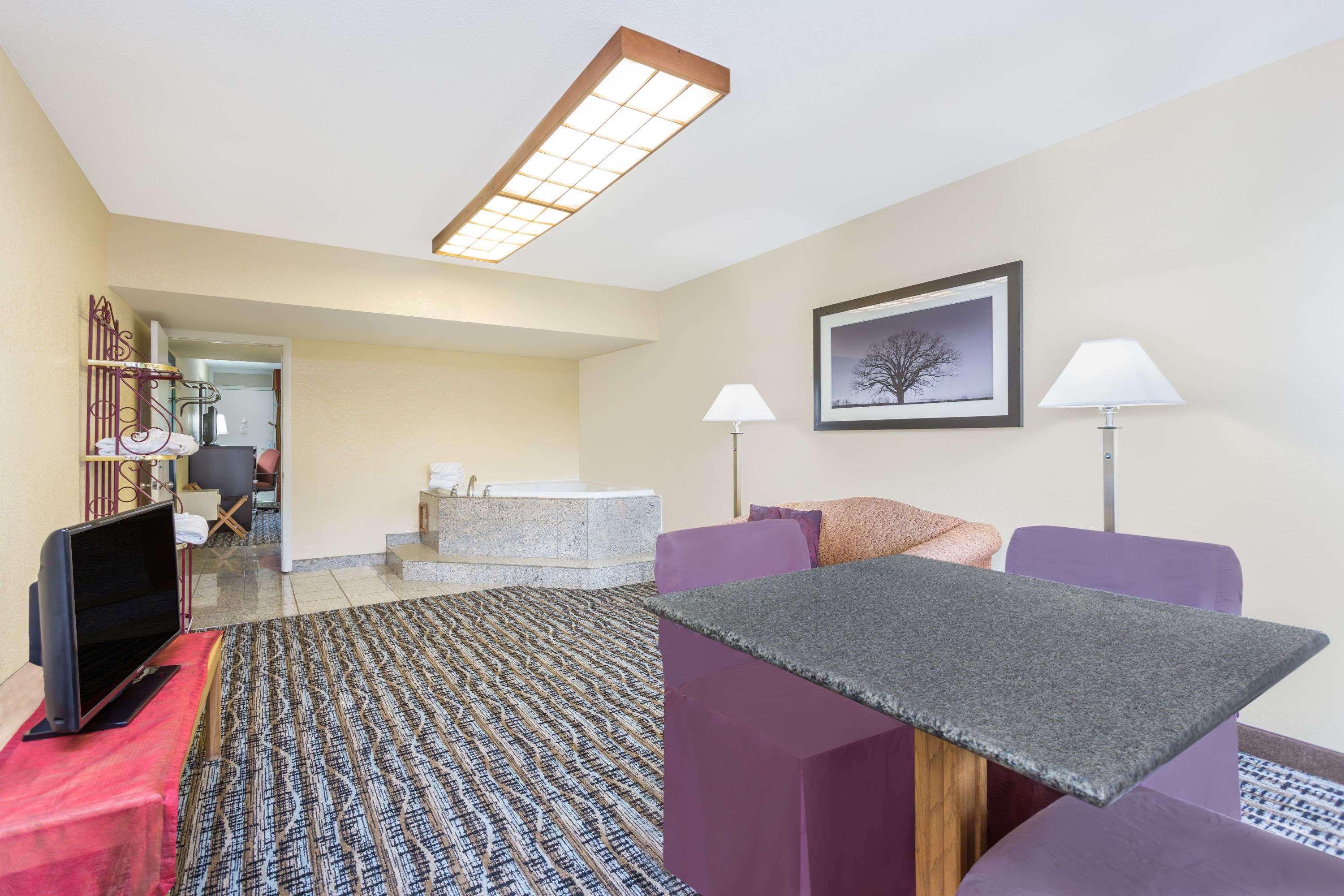 Days Inn By Wyndham Asheville/Mall Exteriör bild